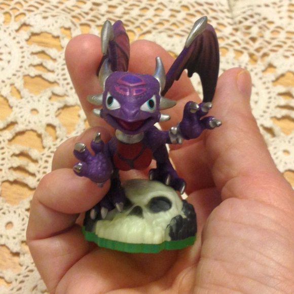 Skylanders Spyro’s Adventure Cynder Action Figure plus collector's card - Picture 2 of 9